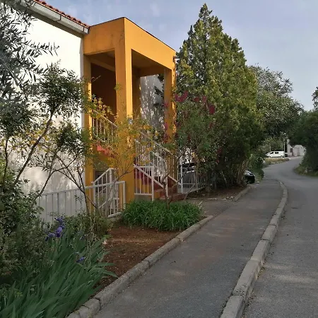 شقة 4 Roses رافني