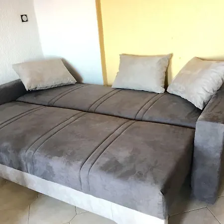 Apartment 4 Roses